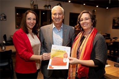 Vizebürgermeister Michael Leitgeb (Mitte), Stadtpartei Frauen-Vorsitzende Verena Liszt-Rohlf (r.) und ihre Stellvertreterin Gyöngyvér Koch (l.) laden Familien ein, den Nikolaus nach Hause zu bestellen.