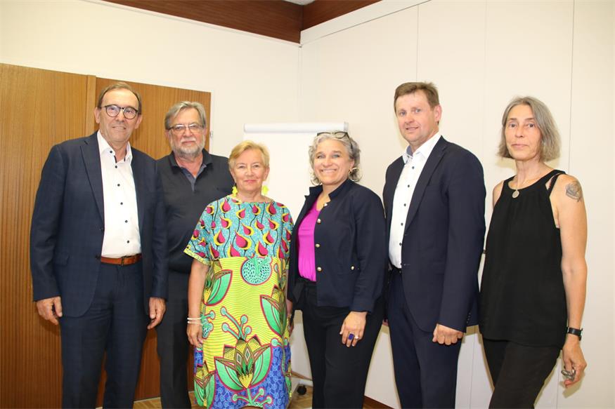 Vizebürgermeister Nikolaus Dominkovits, Albert Lászĺó vom Zentralverband, Zentralverbands-Präsidentin Andrea Seidler, Elisabeth Hausmann-Farkas, die Obfrau des Mittelburgenländisch-Ungarischen Kulturvereins, Bürgermeister Johann Heisz und Márta Csire vom Zentralverband bei der Generalversammmlung. 