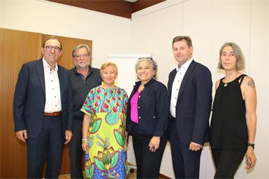 Vizebürgermeister Nikolaus Dominkovits, Albert Lászĺó vom Zentralverband, Zentralverbands-Präsidentin Andrea Seidler, Elisabeth Hausmann-Farkas, die Obfrau des Mittelburgenländisch-Ungarischen Kulturvereins, Bürgermeister Johann Heisz und Márta Csire vom Zentralverband bei der Generalversammmlung. 