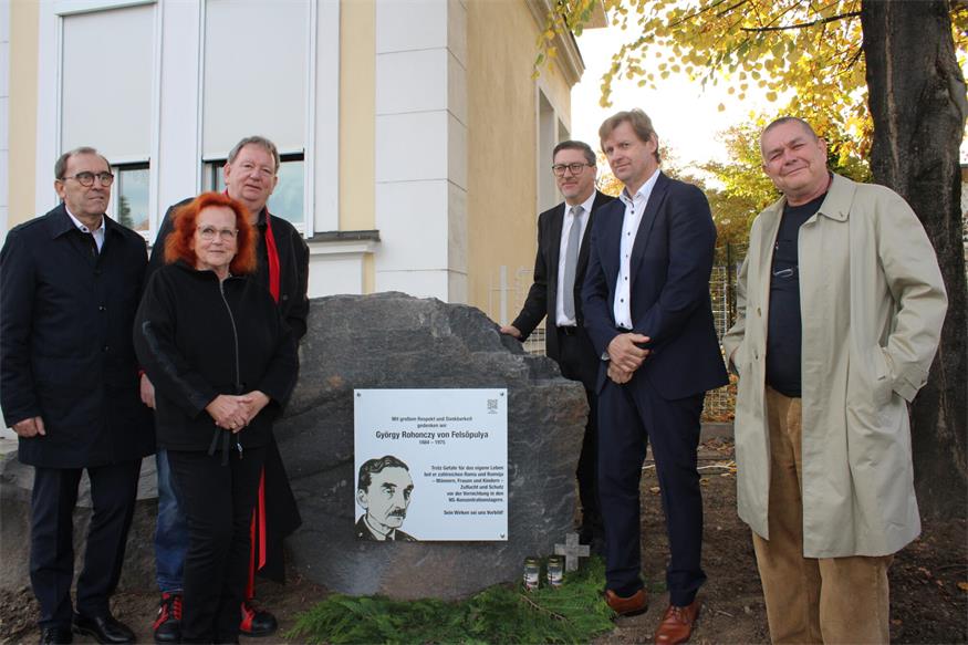 Vizebürgermeister Nikolaus Dominkovits, Eva Mayer-Rohonczy, Tochter von von György Gedeon Rohonczy, VHS Roma-Geschäftsführer Horst Horvath, Landtagsabgeordneter Jürgen Karall, Bürgermeister Johann Heisz und Gestalter Andreas Lehner enthüllten die Gedenktafel.