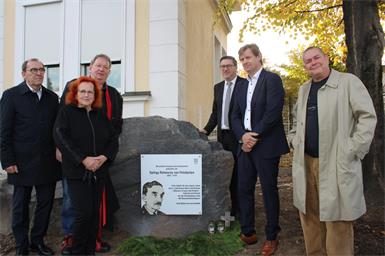 Vizebürgermeister Nikolaus Dominkovits, Eva Mayer-Rohonczy, Tochter von von György Gedeon Rohonczy, VHS Roma-Geschäftsführer Horst Horvath, Landtagsabgeordneter Jürgen Karall, Bürgermeister Johann Heisz und Gestalter Andreas Lehner enthüllten die Gedenktafel.