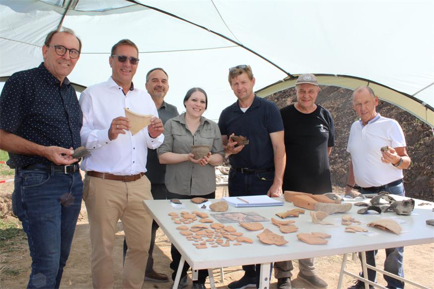 Vizebürgermeister Nikolaus Dominkovits, Neue Eisenstädter Geschäftsführer Bernd Gerdenitsch, Günther Gugler (Bauamt), Archäologin Ingrid Kowatschek, Bürgermeister Johann Heisz, Archäologe und Grabungsleiter Wolfgang Neubauer und B-SÜD-Geschäftsführer Johann Fellinger mit einigen Fundstücken.