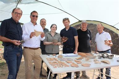 Vizebürgermeister Nikolaus Dominkovits, Neue Eisenstädter Geschäftsführer Bernd Gerdenitsch, Günther Gugler (Bauamt), Archäologin Ingrid Kowatschek, Bürgermeister Johann Heisz, Archäologe und Grabungsleiter Wolfgang Neubauer und B-SÜD-Geschäftsführer Johann Fellinger mit einigen Fundstücken.