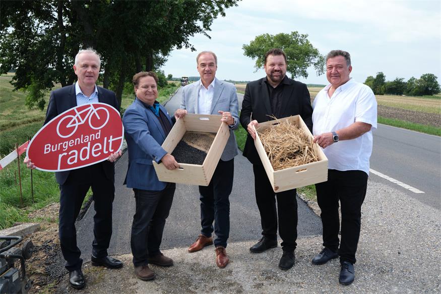 Vizebürgermeister Reinhard Csida, Christian Rauch, Leiter Technologiemanagement & Innovation PORR Bau GmbH, Landesrat Leonhard Schneemann, Martin Zloklikovits, Forschungskoordinator des Landes Burgenland und Projektleiter sowie Bürgermeister Josef Tschida.