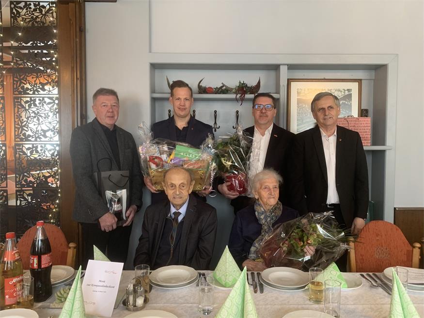 Vizebürgermeister Stefan Rabel, Ortsvorsteher Martin Reiter, Landtagsabgeordneter Jürgen Karall und Bürgermeister Herbert Schedl kamen, um Ernst und Maria Warlits zu gratulieren.