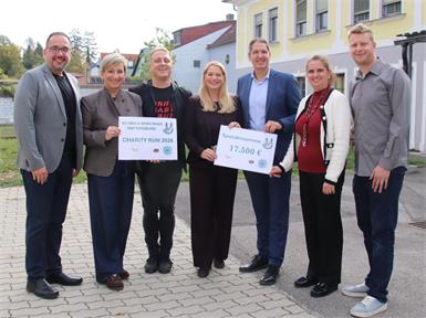 Vizebürgermeister Thomas Nikles, Bürgermeisterin Claudia Schlager, Stefan Trenker (Obmann des Vereins „You Do“, der das Jugendzentrum betreibt), Landesrätin Daniela Winkler, Gymnasium-Direktor Christian Schreiner, HAK-Direktorin Magda Rigler-Sauerzapf und Georg Grüner (Administration des Gymnasiums Mattersburg) bei der Spendenübergabe.