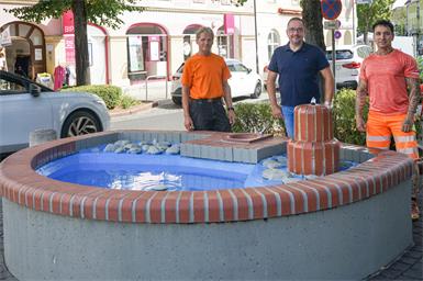 Vizebürgermeister Thomas Nikles (M.) mit den Bauhofmitarbeitern Josef Koch (li.) und Melik Cankaya (re.) beim Trinkbrunnen am Hauptplatz. 