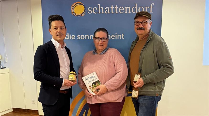 Vizebürgermeister Thomas Plank (l.) mit der Vortragenden Daniela Neururer und Imkermeister Herbert Grafl.