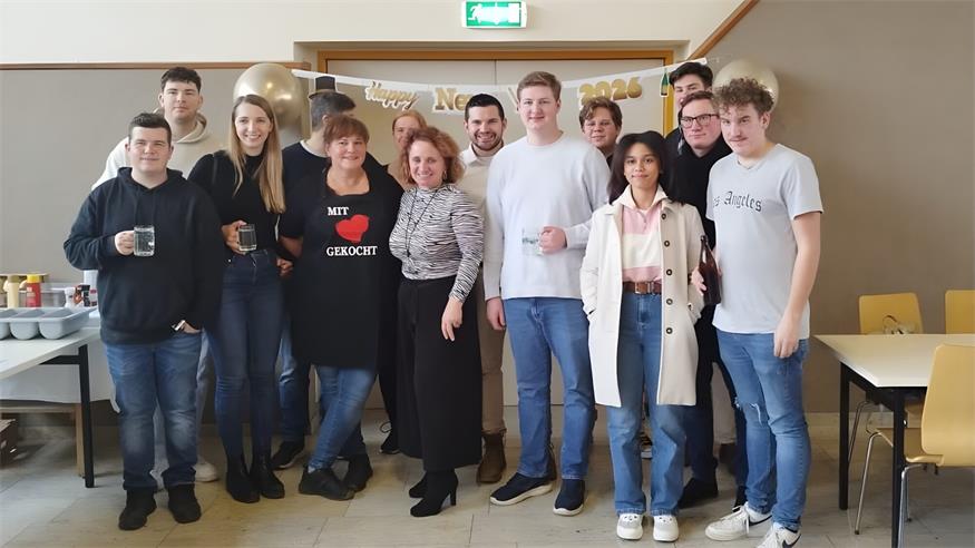 Vizebürgermeisterin Monika Teubenbacher-Schriefl (Mitte), JVP-Landesobmann Daniel Heintz und JVP-Bezirksobmann Wolf Steinhäusl (re. daneben) besuchten JVP-Müllendorf-Obmann Dominik Buchinger und sein Team beim "Silvester Gulasch" in der bestens gefüllten Mehrzweckhalle.