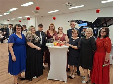 Vizebürgermeisterin Sandra Kirisits (re.) unterhielt sich mit den Ballgästen prächtig.