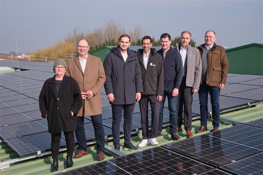 Vizebürgermeisterin Sonja Summer, Bürgermeister Ernst Oroszlan, Perlinger Gemüse Geschäftsführer Lukas Haider, Burgenland Energie-CEO Stephan Sharma, Perlinger Gemüse Geschäftsführer Patrick Haider, Landesrat Leonhard Schneemann und Werner Perlinger.