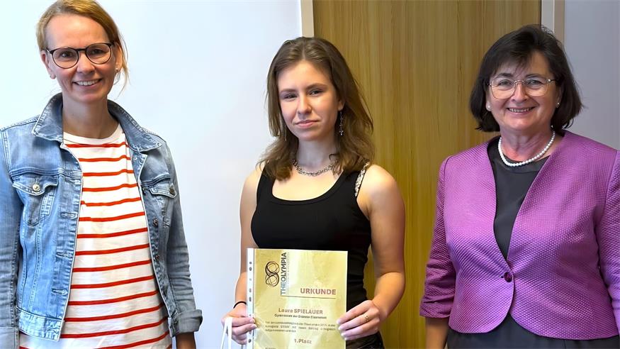 V.l.: Administration Ulrike Klein-Schweifer, Theolympia-Siegerin Laura Spielauer und Direktorin Andrea Berger-Gruber.