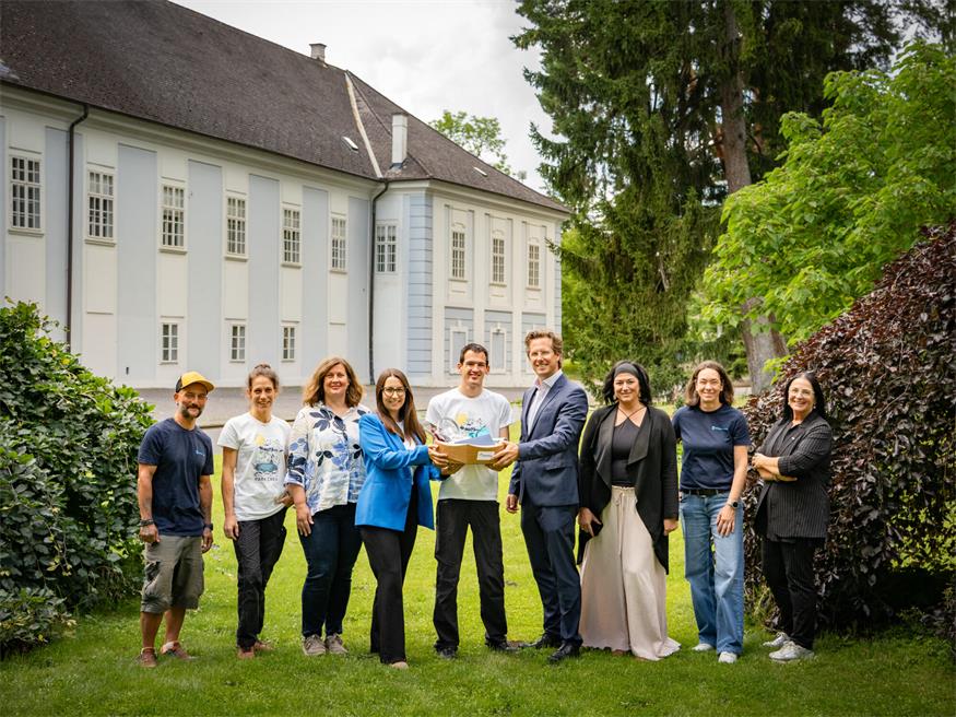 V.l. Josef Waller (Rettet das Kind), Bianca Danzinger (Rettet das Kind), Baldinger Iris (Esterhazy Betriebe AG), Anna Prinz (Esterhazy Betriebe AG),  Florian (Absolvent), Michael Gröschl (Vorstand der Esterhazy Betriebe  AG), Vanessa Wild (Rettet das Kind), Cornelia Thüringer (Rettet das Kind) und  Jutta Mohl (AMS Oberpullendorf).