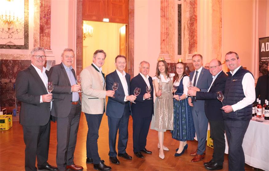 V.l.: ÖWM-Geschäftsführer Chris Yorke, Bundesweinbauverbands-Direktor Josef Glatt und Präsident Johannes Schmuckenschlager, LK Burgenland-Direktor Nikolaus Berlakovich, Landeshautmann i.R. Hans Niessl, Weinkönigin Maria IV. und Weinprinzessin Lena, Wirtschaftslandesrat Leonhard Schneemann, Landesweinbauverbands-Präsident Andreas Liegenfeld und Wein Burgenland-Obmann Herbert Oschep.