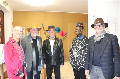 V.l.: Roman Schmit, Pfarrer Lorenz Voith, Mister Oberberg Hans Skarits, Kaplan Innocent Nimubona und Wirtschaftsrat Roland Strobl.