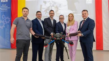 Vlnr.: David Monetti (Skyability GmbH), Rene Fasching (WK Burgenland), Bernd Berghofer (IV Burgenland), Franz Bock (Bildungsdirketion Burgenland), Landesrätin Daniela Winkler, Thomas Schober (Direktor HTL Eisenstadt) bei der Eröffnung des Firmeninfotag 2026 an der HTL Eisenstadt