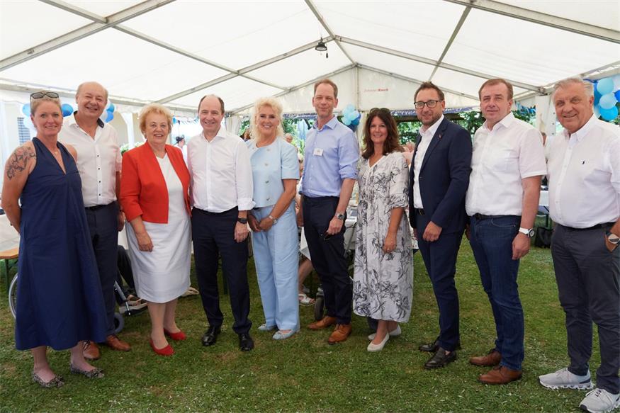 V.l.n.r.: Petra Schweighofer, SeneCura Care Quality Management, Johannes Wallner, SeneCura Unternehmenssprecher, Verena Dunst, Landtagsabgeordnete Burgenland, Martin Kaltenecker, CFO SeneCura Gruppe, Daniela Mitteramskogler, Hausleitung SeneCura Stegersbach, Michael Pinz, SeneCura Regionaldirektor Burgenland und NÖ Süd, Daniela Strobl, Leitung Referat Pflege und Einrichtungen Land Burgenland, Jürgen Dolesch, Landtagsabgeordneter und Bürgermeister Stegersbach, Christian Drobits, Landtagsabgeordneter und Andreas Schabhietl, Vzbm. Stegersbach 
