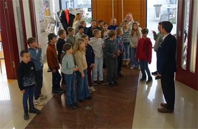 Volksschüler im Gemeindeamt Rudersdorf