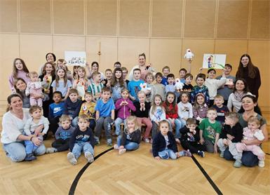 Volksschul- und Kindergartenkinder in Unterrabnitz waren von der Lesung mit Sabine Rabel begeistert.