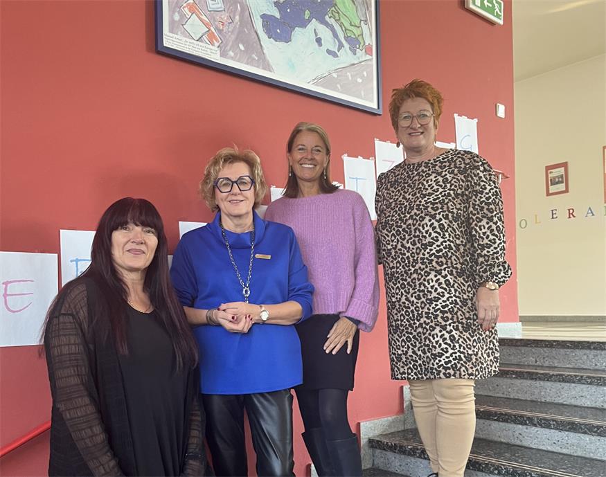 Volksschuldirektorin Christine Pöltl und Mittelschul-Schulleiterin Gabriele Eich bedankten sich gemeinsam mit der Therapeutin Andrea Böhme bei den Soroptimistinnen mit Präsidentin Beate Fraunschiel.