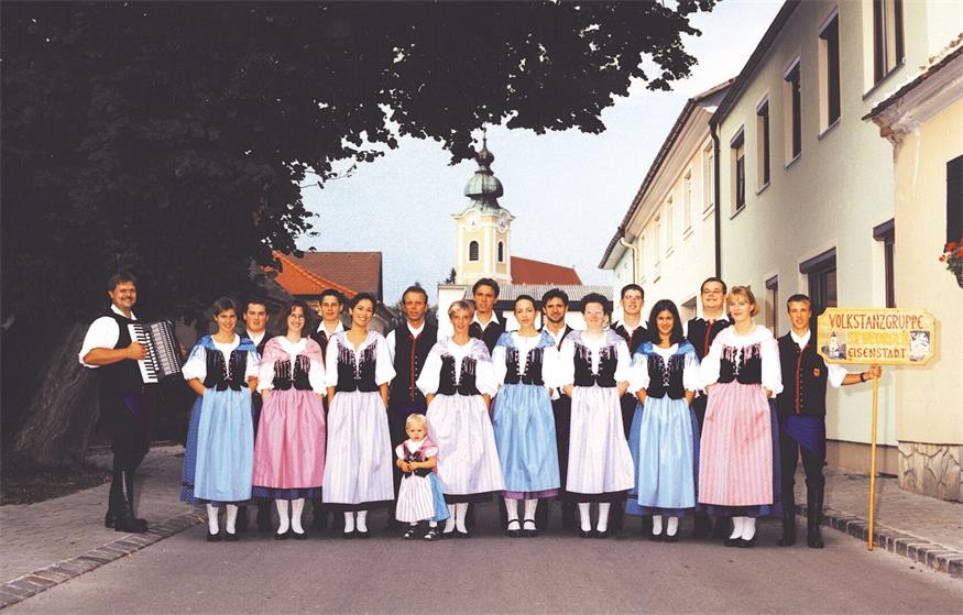 Volkstanzgruppe St. Georgen im August 2000