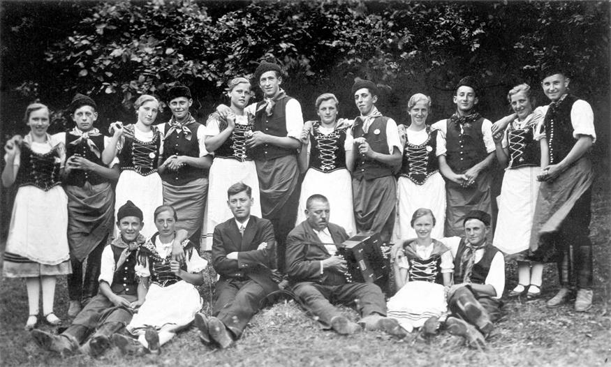 Volkstanzgruppe mit Oberlehrer Johann Tschank.