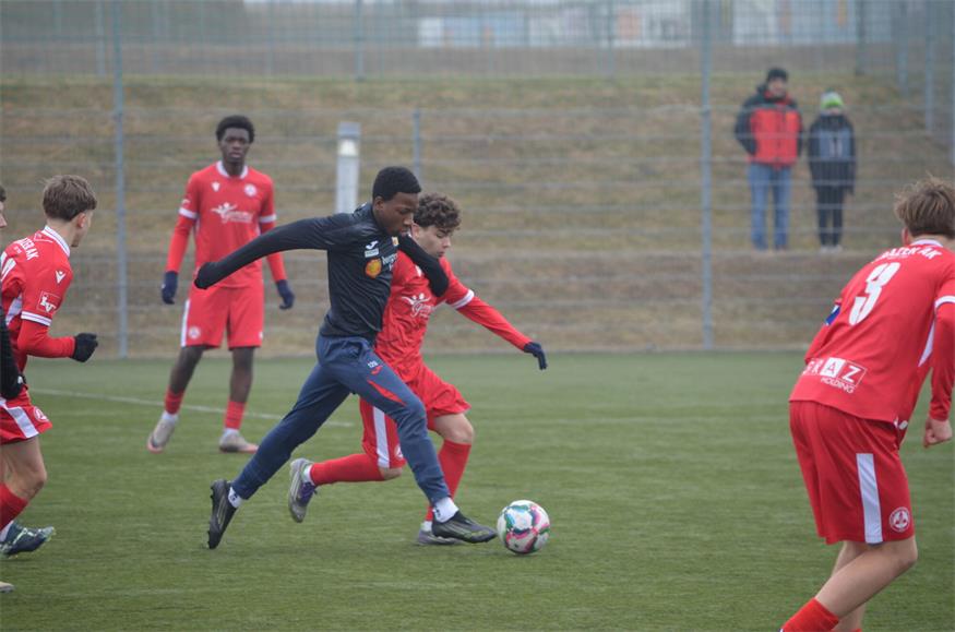 Volle Dynamik. U16-Angreifer Salvation Chinedu (vorne) am Weg in Richtung gegnerisches Tor. 