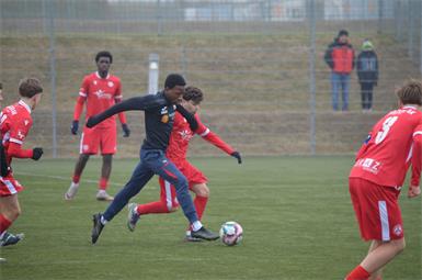 Volle Dynamik. U16-Angreifer Salvation Chinedu (vorne) am Weg in Richtung gegnerisches Tor. 