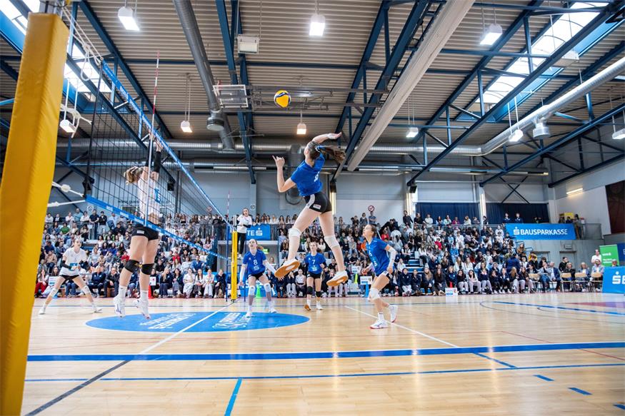 Volle Ränge, tolle Stimmung. Der Aktivpark Güssing war zwei Wochen lang Schauplatz der Volleyball-Bundesmeisterschaften für Schulen. Zuerst waren die Burschen an der Reihe, danach die Mädls. Am Freitag endete der Turnier-Reigen mit dem Mädchen-Finale zwischen Bad Radkersburg und Zwettl. Die Steirerinnen verteidigten ihren Titel aus dem Vorjahr und sorgten mit einem 25:29 und 25:14 für einen 2:0-Sieg im Endspiel. 