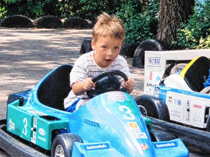 Tore statt Arien: Vom Opernort zum Top-Torjäger Vom Familypark aus in die weite Fußballwelt: Alexander Hofleitner als kleiner Bub mit dem Kart . . .