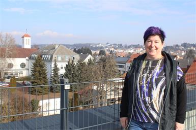 Vom Gründach ihres Bürogebäudes hat Vizebürgermeisterin Christina Köppel einen tollen Ausblick über Oberpullendorf, weshalb dort einer ihrer Lieblingsplätze in der Stadt ist.