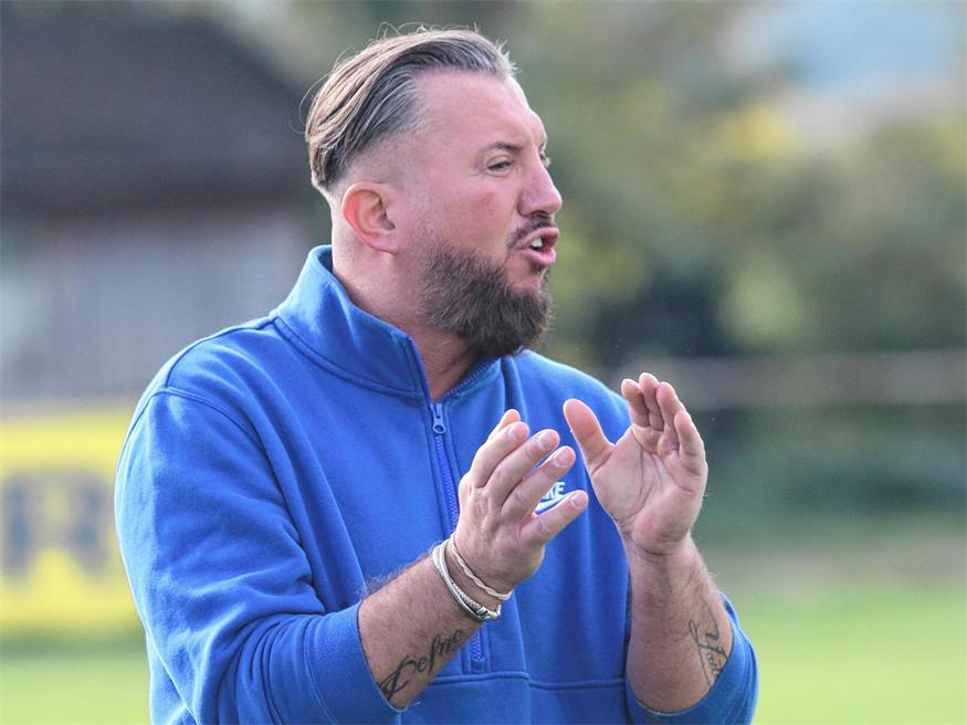 Vom Neo-Coach Cüneyt Sengül gab es Applaus für sein Team: Der neue Trainer der ASV-Draßburg-Frauen durfte sich bei seinem Debüt über einen 2:0-Sieg beim Derby in Sigleß freuen.Ivansich