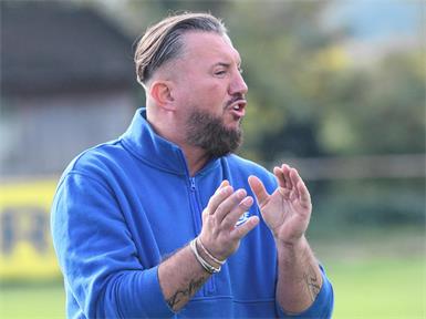Vom Neo-Coach Cüneyt Sengül gab es Applaus für sein Team: Der neue Trainer der ASV-Draßburg-Frauen durfte sich bei seinem Debüt über einen 2:0-Sieg beim Derby in Sigleß freuen.Ivansich