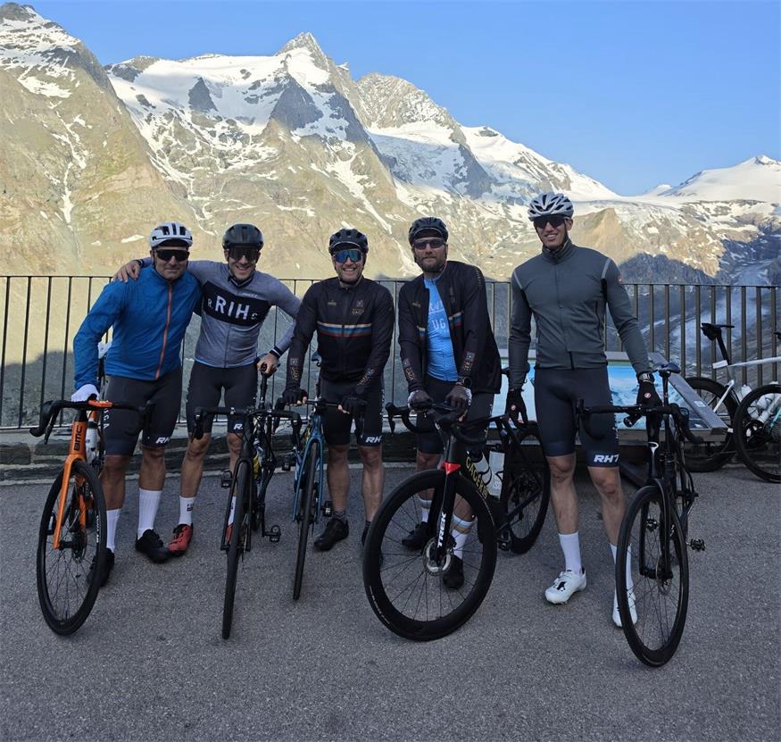 Von 2.500 Metern Seehöhe an den Sandstrand. Die fünf Radsportfreunde Georg Günser, Mario Geieregger, Hannes Kölbl, Horst Gager und Arnold Günser (v. l.) bezwangen die 329 Kilometer lange Strecke der „FUGA 300“ vom Großglockner nach Grado in unter zehn Stunden.