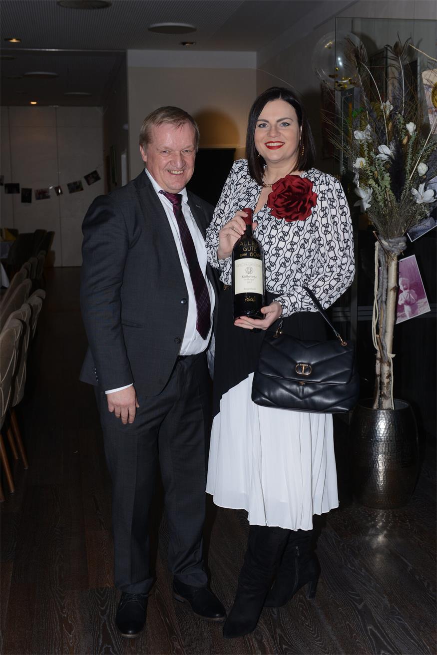 Von Landeshauptmann-Stellvertreterin Astrid Eisenkopf gab es eine Magnum-Flasche Eichkogel 2017 vom Weingut Kollwentz.