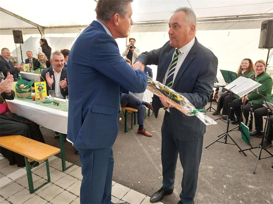 Von Raaberbahn-Generaldirektor Szilard Kövesdi bekam der Minister eine Raaberbahn im Modellformat.