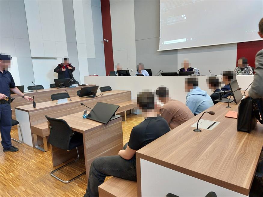 Von den fünf angeklagten Jugendlichen erhielten zwei eine Diversion, zwei einen Schuldspruch unter Vorbehalt des Ausspruchs der Strafe und der Erstangeklagte eine teilbedingte Haftstrafe.