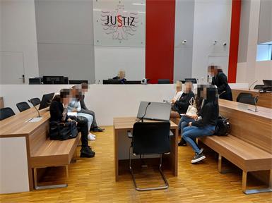 Von den sieben Angeklagten bekannte sich nur eine schuldig.