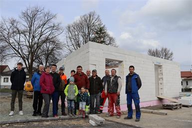 Vor dem Gebäude. Bürgermeister Thomas Stoiber und Vize Christa Eckhardt freuten sich mit den vielen freiwilligen Helfern über das Erreichen der Dachgleiche. 