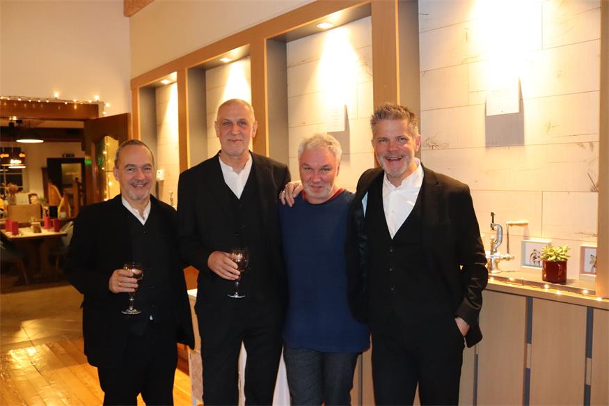 Vor dem Konzert. Das „Trio Lepschi“ mit Stefan Slupetzky, Michael Kunz und Martin Zrost mit Organisator Oliver Steger. 