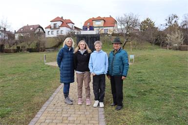 Vor dem Mahnmal. Lydia Steiner und Erwin Hausensteiner vom Gedenkverein mit Saskia Feucht und Matthias Stubits. 