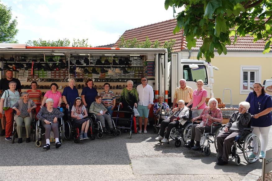 Vor dem Pflegezentrum Drescher in Raiding. Die Bewohner, die Aussteller und das Team der Pflegezentren Drescher nahmen sich im Markttrubel Zeit für ein Erinnerungsfoto.