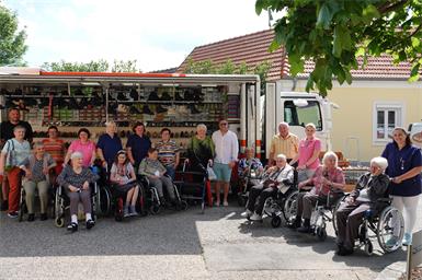 Vor dem Pflegezentrum Drescher in Raiding. Die Bewohner, die Aussteller und das Team der Pflegezentren Drescher nahmen sich im Markttrubel Zeit für ein Erinnerungsfoto.