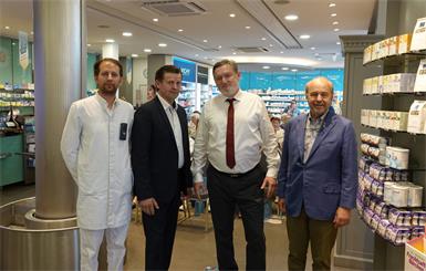 Vor dem Vortrag. Apotheker Clemens Szczepanski, Bürgermeister Hannes Heisz, Vortragender Wolfgang Ott und Apotheker Alfred Szczepanski.
