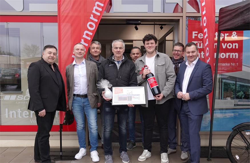 Vor dem neuen Schauraum. Stoobs Bürgermeister Bruno Stutzenstein, Michael Hipsag (Internorm), Christian Denner (Frischeis), Fenstercity-Geschäftsführer Martin Stricker, Josef Brunner (Schlotterer), Fenstercity Verkaufs- und Montageleiter Lukas Stricker, Markus Riel (Internorm) und Antaus Vizebürgermeister Michael Strass.
