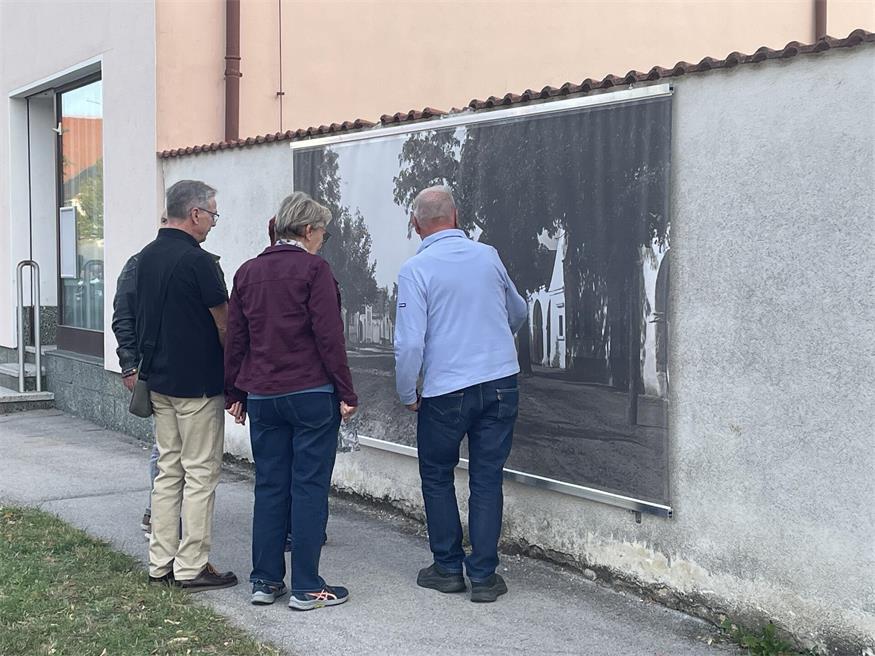 Vor den Bildern wurden Erinnerungen ausgetauscht.