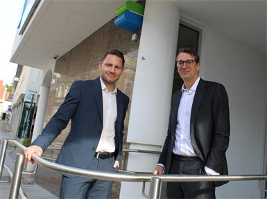 Vor der Erste-Bank-Zentrale in Eisenstadt (v.l.): Burgenland-Vertriebsleiter Kevin Gumhold und Privatkunden-Vorstand Maximilian Clary und Aldringen.