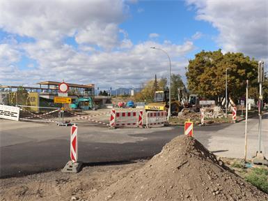 Voraussichtlich noch bis Mitte Dezember wird die Umleitung von der Hauptstraße auf die Nebenfahrbahn im Zuge der Bauarbeiten für den neuen Bahnhof in Neudörfl bestehen.