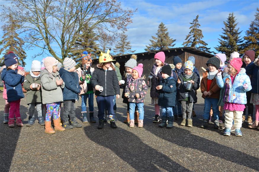 Kindergarten besuchte Altstoffsammelstelle in Schützen