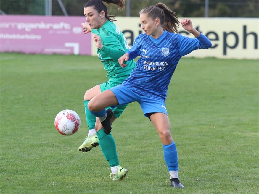 Vorbereitung läuft. Im BFV-Cup werden Draßburg (Mara Thiel, r.) und Neusiedl (Damla Kirli, l.) am 8. März aufeinandertreffen. Aktuell befinden sich die Teams in der Vorbereitung. Foto: Ivansich 